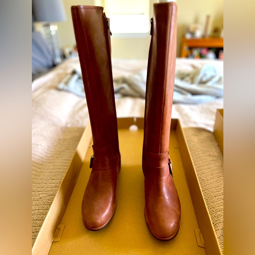 Uggs Katelyn Riding Boots sz 8. New in Box. Brown